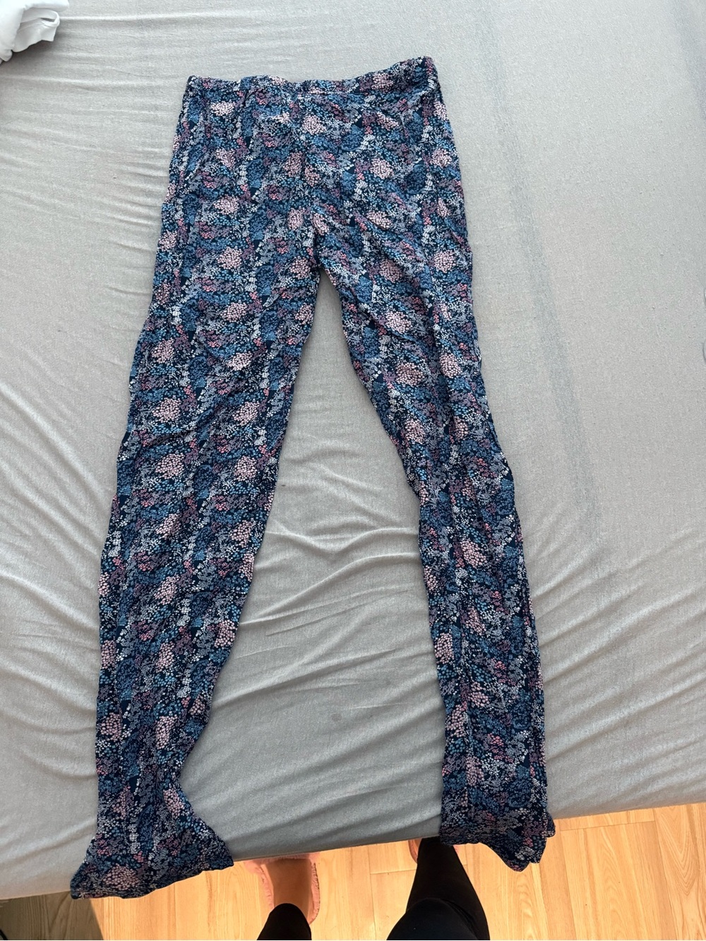 Floral Print Skinny Pants in Navy and Pink